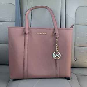 Michael Kors Medium Jet Set Shoulder Bag in a dark pink/taupe color.